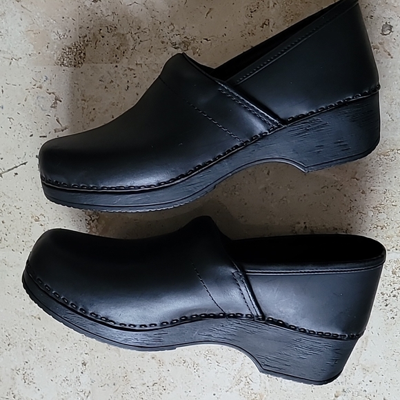 L.L.BEAN professional black leather slip in clogs. Size 9.0/9.5 - Picture 3 of 15